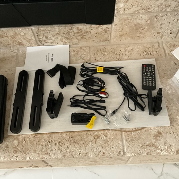 New in Box Wonnie Dual Screen DVD Player - Picture 2 of 4